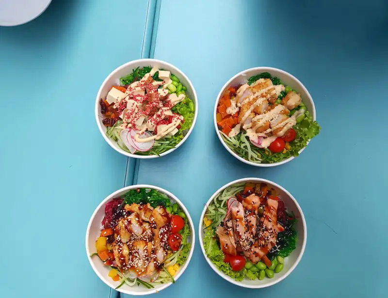 Cztery poké bowle widziane z góry