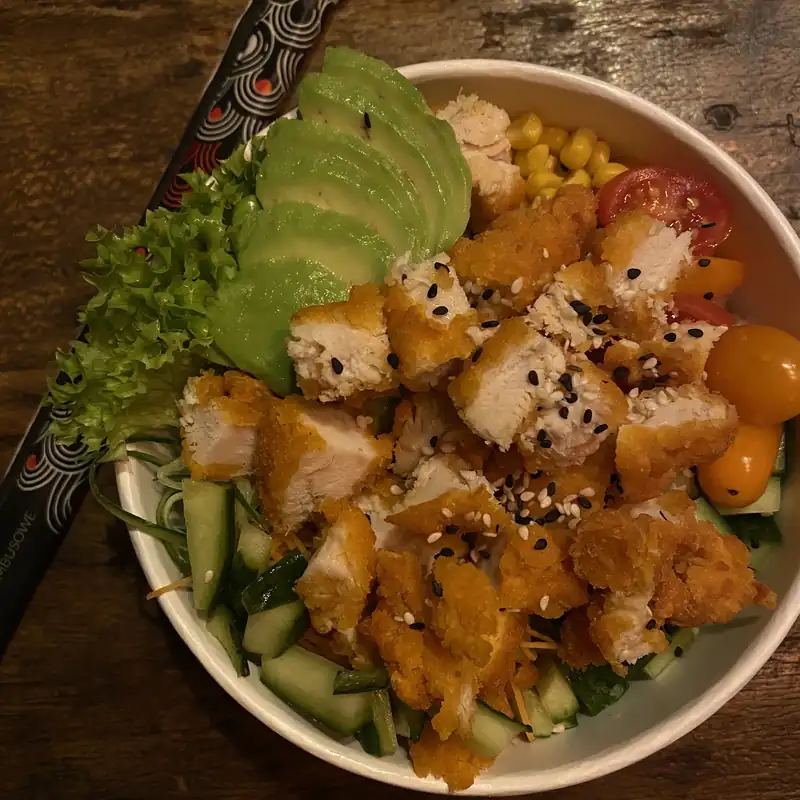 Poké bowl z łososiem, awokado i sezamem
