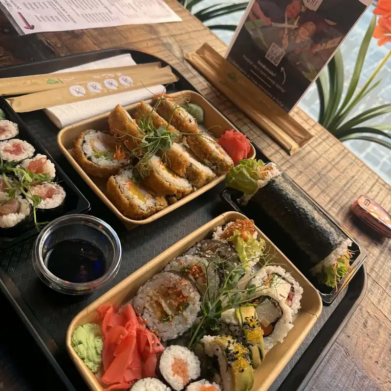 Zestawy sushi i sałatka wakame na stoliku