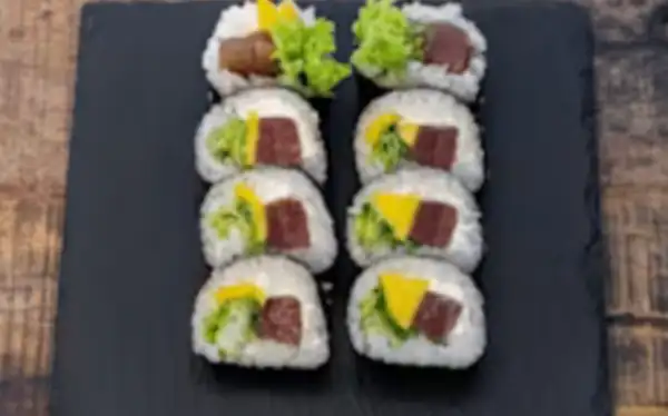 Futomaki z łososiem na łupku