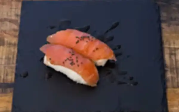Nigiri z łososiem na łupku