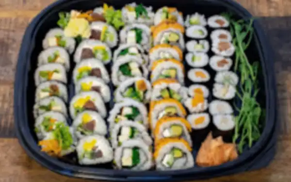 Zestaw 36 kawałków: futomaki, uramaki i hosomaki w czarnym pudełku